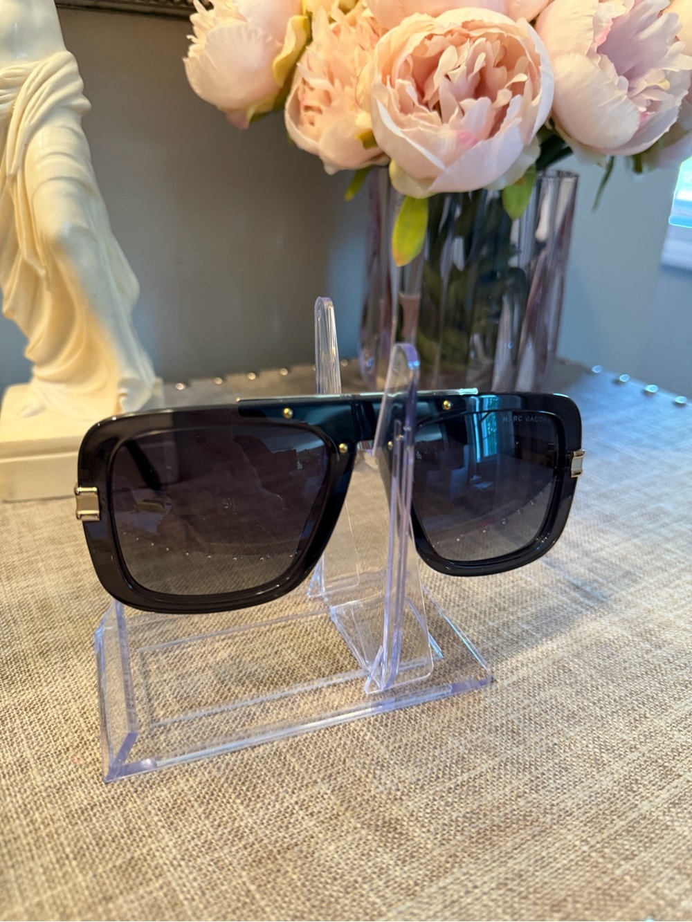 Marc Jacobs NWOT Black Women’s  Sunglasses with Yellow Case and lens cloth - Picture 2 of 14